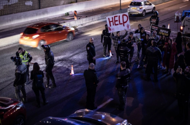 Foto - Gazze'deki İsrailli esirlerin yakınları Netanyahu'yu protesto etmek için bakın ne yaptılar?