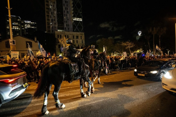 Foto - Gazze'deki İsrailli esirlerin yakınları Netanyahu'yu protesto etmek için bakın ne yaptılar?