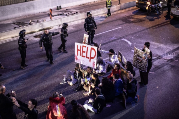 Foto - Gazze'deki İsrailli esirlerin yakınları Netanyahu'yu protesto etmek için bakın ne yaptılar?