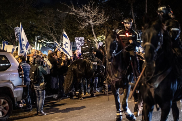 Foto - Gazze'deki İsrailli esirlerin yakınları Netanyahu'yu protesto etmek için bakın ne yaptılar?