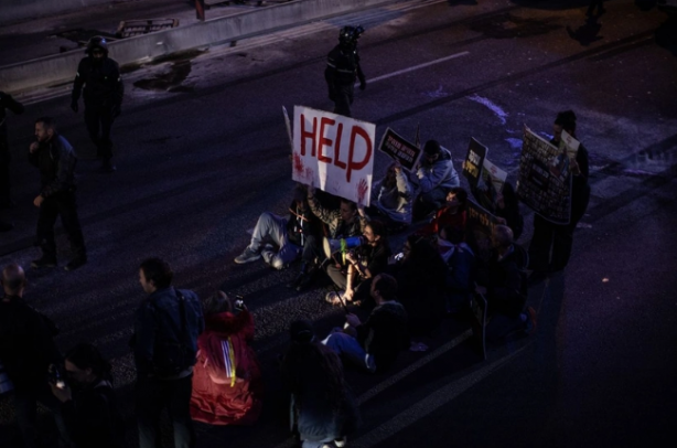 Foto - Gazze'deki İsrailli esirlerin yakınları Netanyahu'yu protesto etmek için bakın ne yaptılar?