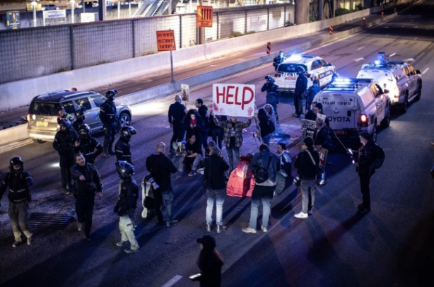 Foto - Gazze'deki İsrailli esirlerin yakınları Netanyahu'yu protesto etmek için bakın ne yaptılar?