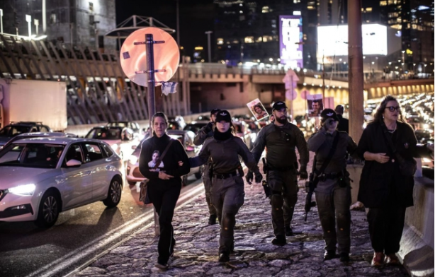 Foto - Gazze'deki İsrailli esirlerin yakınları Netanyahu'yu protesto etmek için bakın ne yaptılar?
