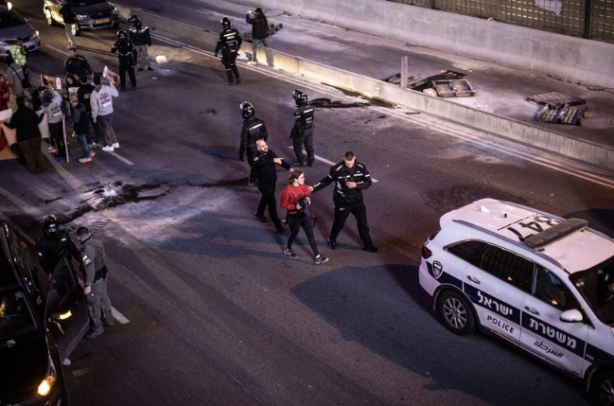 Foto - Gazze'deki İsrailli esirlerin yakınları Netanyahu'yu protesto etmek için bakın ne yaptılar?