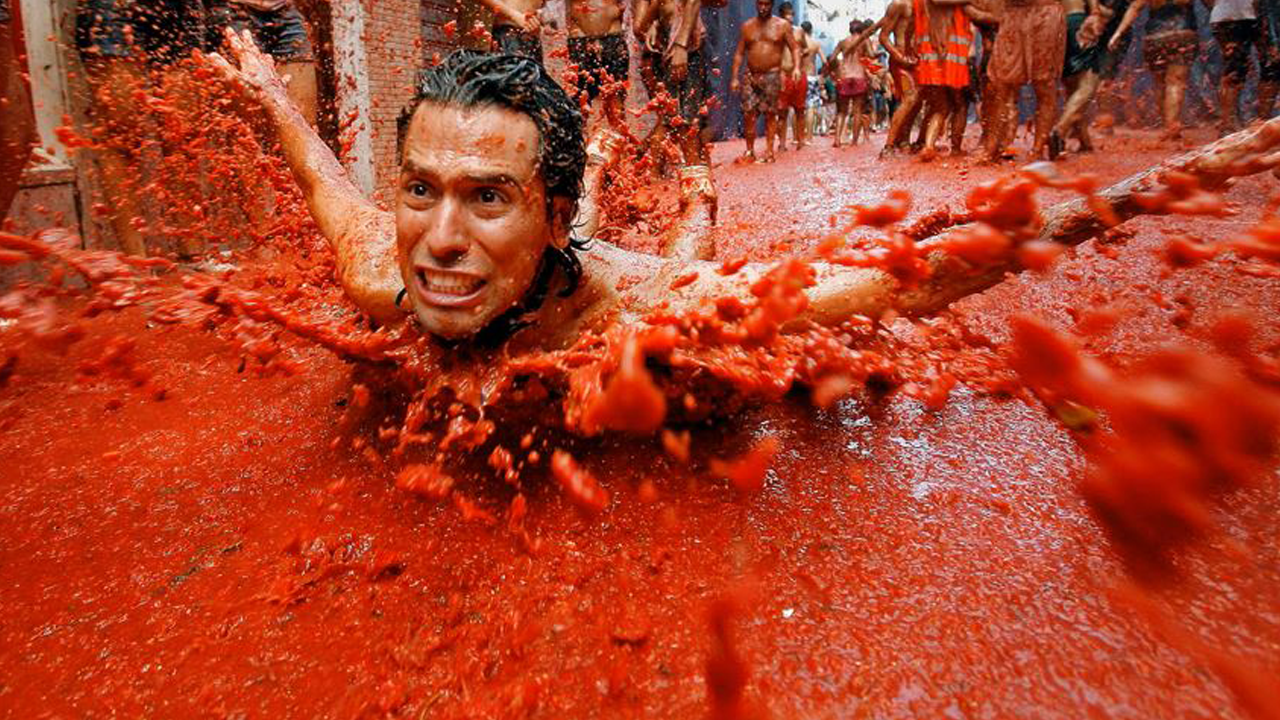 Gazzeli masumlar açlıktan şehid olurken… 120 ton domatesi çöp edip eğlendiler