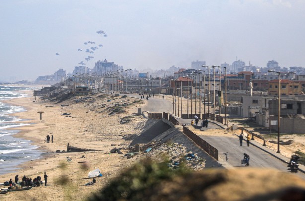 Foto - Gazze'nin kuzeyine havadan insani yardım indiriliyor!