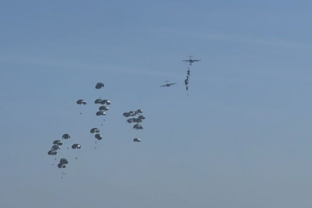 Foto - Gazze'ye havadan paraşütle insani yardım indirildi