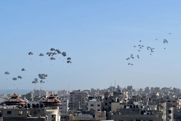 Foto - Gazze'ye havadan paraşütle insani yardım indirildi