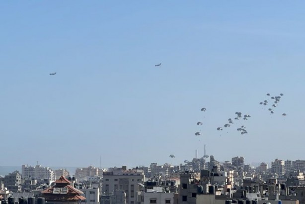 Gazze'ye havadan paraşütle insani yardım indirildi