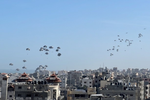 Foto - Gazze'ye havadan paraşütle insani yardım indirildi