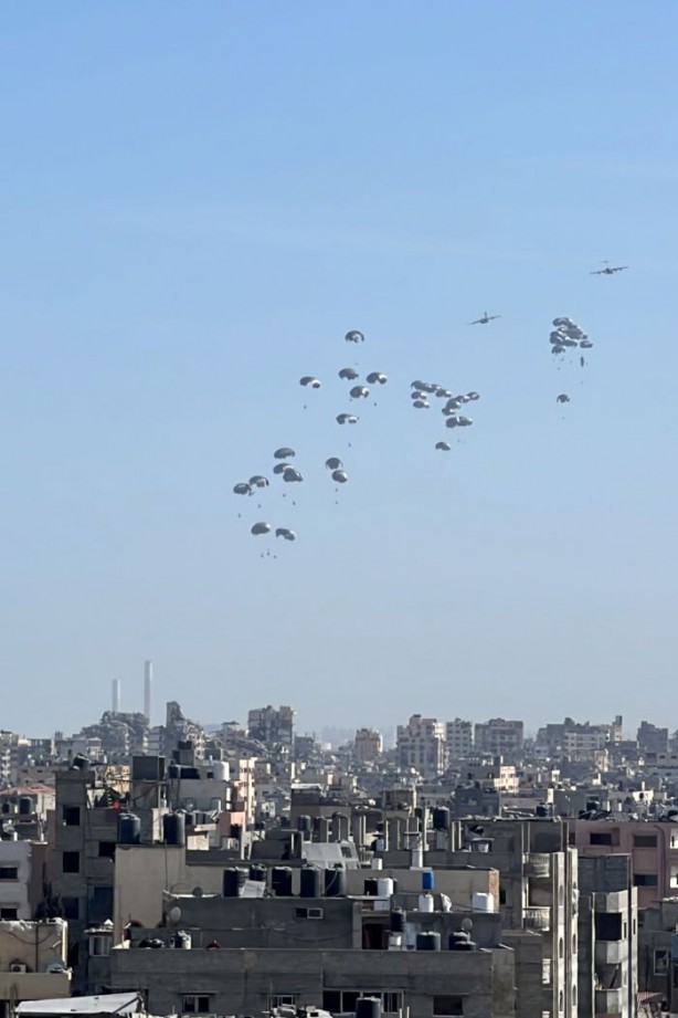 Foto - Gazze'ye havadan paraşütle insani yardım indirildi
