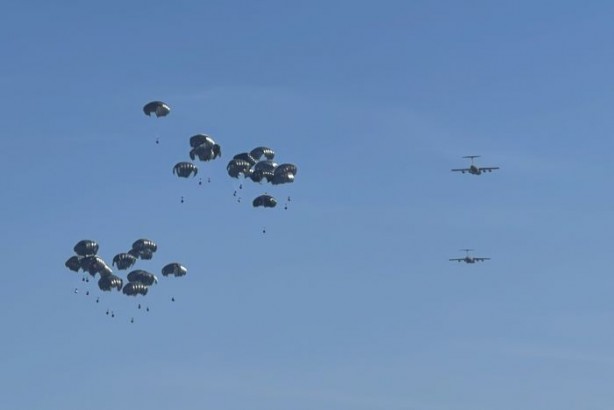 Foto - Gazze'ye havadan paraşütle insani yardım indirildi