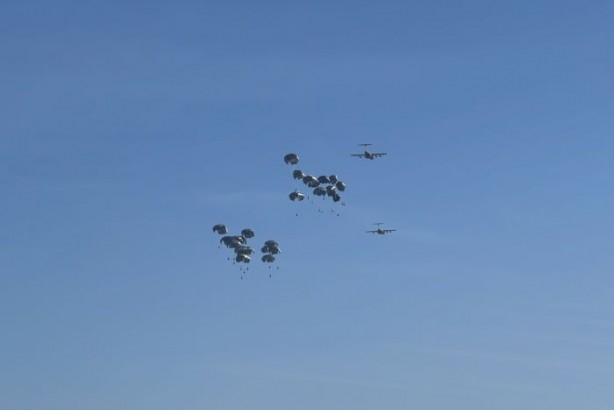 Foto - Gazze'ye havadan paraşütle insani yardım indirildi