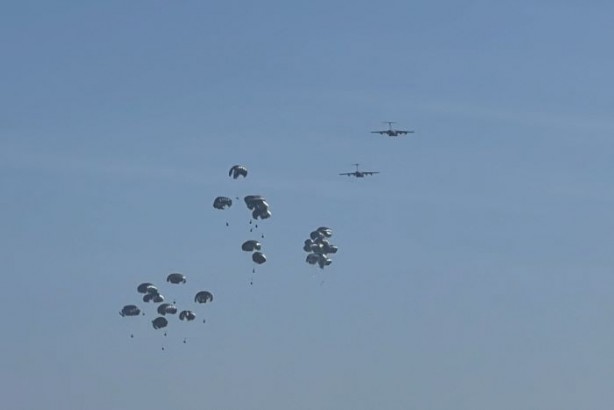 Foto - Gazze'ye havadan paraşütle insani yardım indirildi