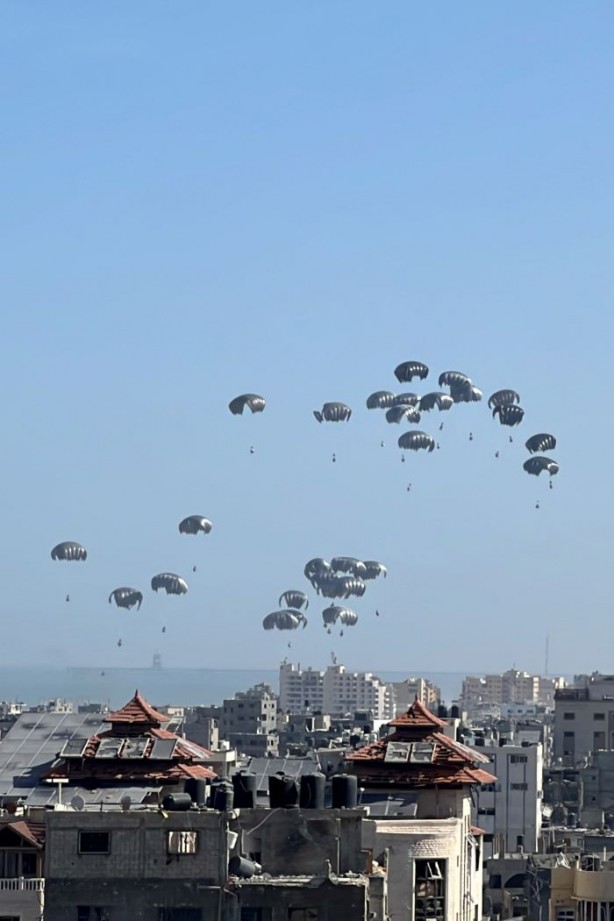Foto - Gazze'ye havadan paraşütle insani yardım indirildi