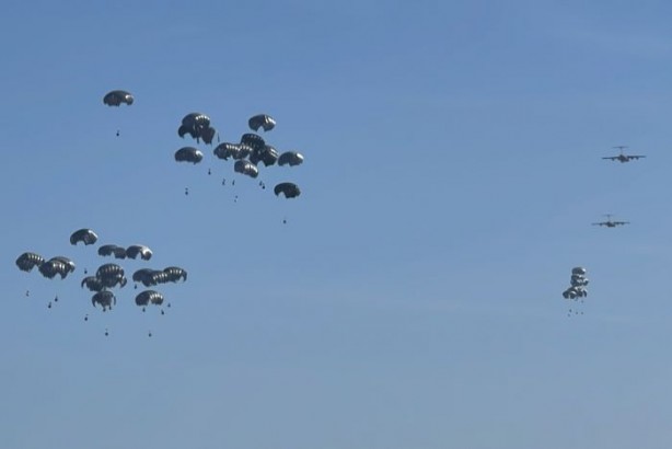 Foto - Gazze'ye havadan paraşütle insani yardım indirildi