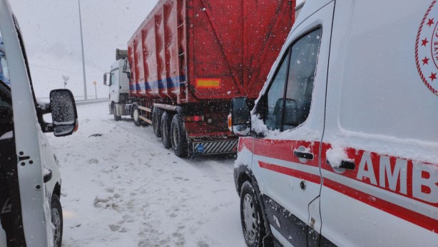 Foto - Gebze-Orhangazi-İzmir Otoyolu'nda ulaşım, trafik kazaları nedeniyle aksadı