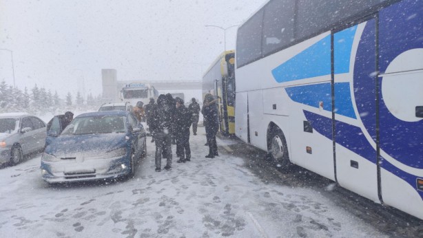Foto - Gebze-Orhangazi-İzmir Otoyolu'nda ulaşım, trafik kazaları nedeniyle aksadı