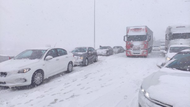 Foto - Gebze-Orhangazi-İzmir Otoyolu'nda ulaşım, trafik kazaları nedeniyle aksadı