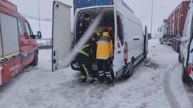 Foto - Gebze-Orhangazi-İzmir Otoyolu'nda ulaşım, trafik kazaları nedeniyle aksadı