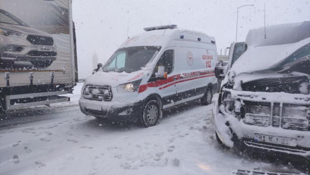 Foto - Gebze-Orhangazi-İzmir Otoyolu'nda ulaşım, trafik kazaları nedeniyle aksadı