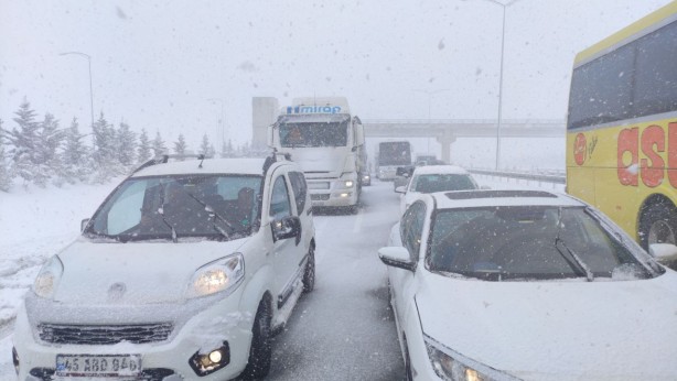 Foto - Gebze-Orhangazi-İzmir Otoyolu'nda ulaşım, trafik kazaları nedeniyle aksadı
