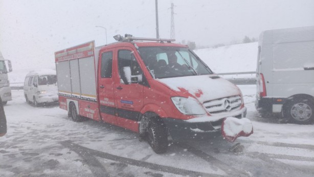 Foto - Gebze-Orhangazi-İzmir Otoyolu'nda ulaşım, trafik kazaları nedeniyle aksadı