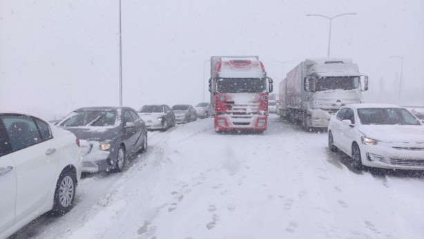 Foto - Gebze-Orhangazi-İzmir Otoyolu'nda ulaşım, trafik kazaları nedeniyle aksadı