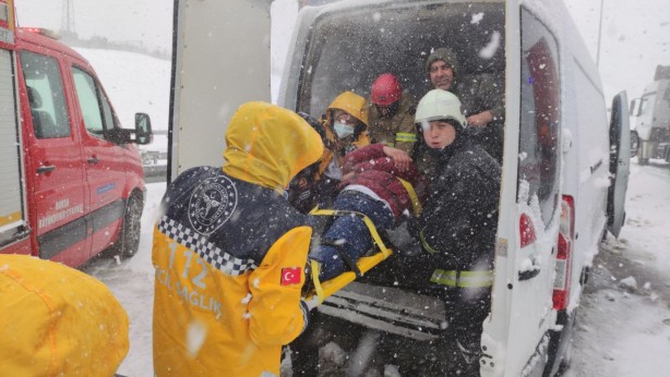 Foto - Gebze-Orhangazi-İzmir Otoyolu'nda ulaşım, trafik kazaları nedeniyle aksadı