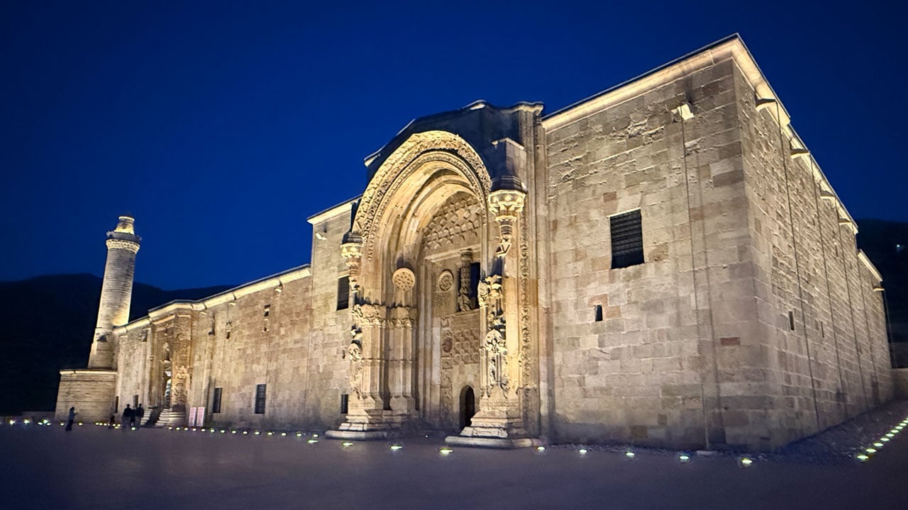 Gece bambaşka bir yüzü var! Divriği Ulu Camii’nden nefes kesen görüntü