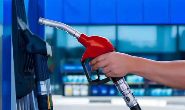 Foto - Böylesi görülmedi! Gece saatlerinde akaryakıt istasyonlarına gidenler tabelaya bakınca hayatının şokunu yaşadı