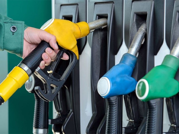 Foto - Böylesi görülmedi! Gece saatlerinde akaryakıt istasyonlarına gidenler tabelaya bakınca hayatının şokunu yaşadı