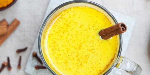 Gece uyumadan önce zerdeçallı süt içerseniz ne olur? Sonucu görün, bakın neler oluyor: Kimse bu etkilerini bilmiyor! 