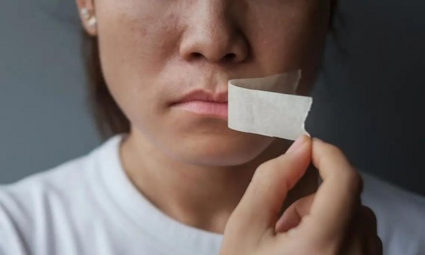 Foto - Gece uyurken ağzınızı bantlayıp yatarsanız bakın ne oluyor! Herkes yapmaya başladı