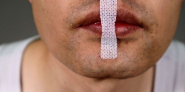 Gece uyurken ağzınızı bantlayıp yatarsanız bakın ne oluyor! Herkes yapmaya başladı