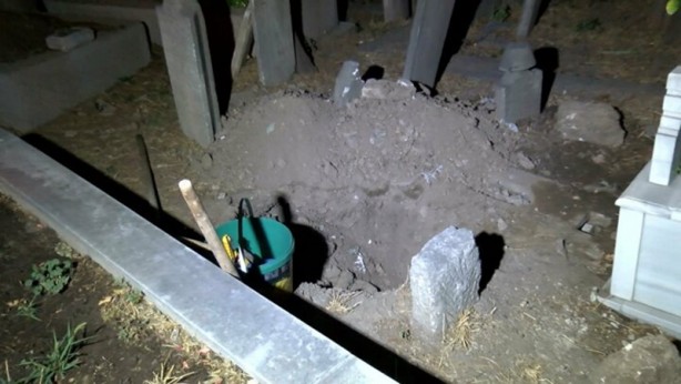 Gece vakti mezarlıkta yakalandılar! Pes dedirten olay
