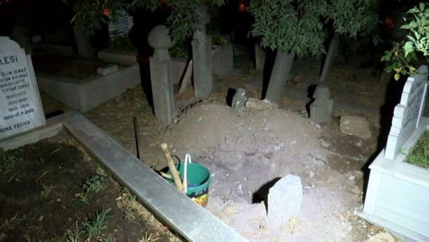 Foto - Gece vakti mezarlıkta yakalandılar! Pes dedirten olay