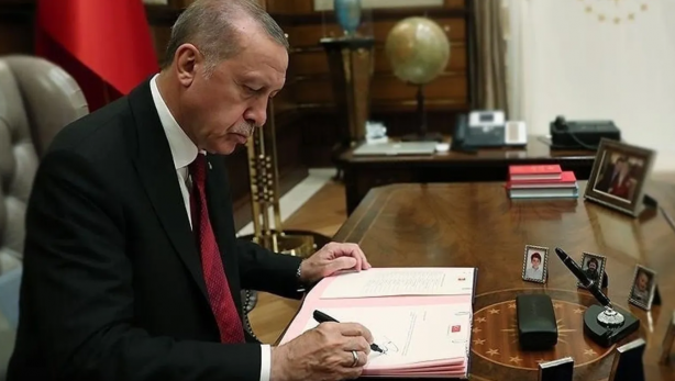 Gece yarısı Ankara'da hareketlilik! Erdoğan o isimleri görevden aldı