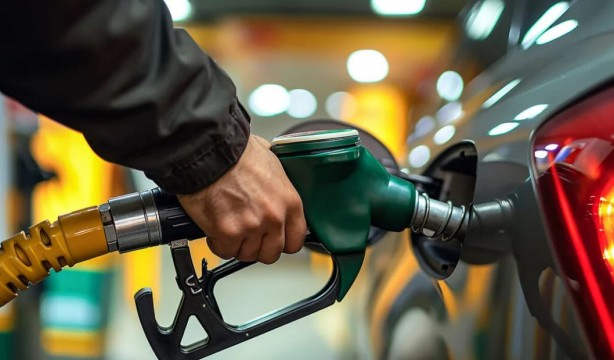 Foto - Gece yarısı benzin ve motorine zam