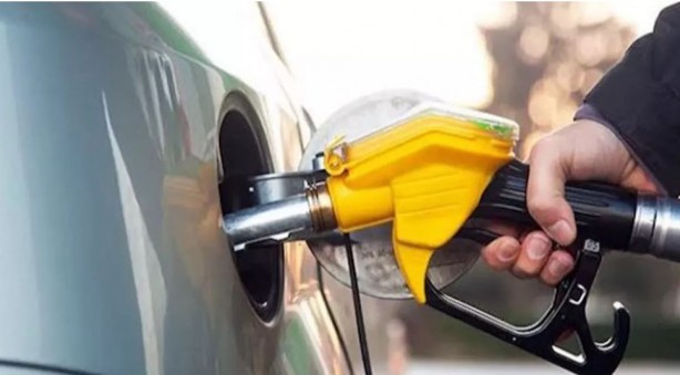 Foto - Gece yarısı benzin ve motorine zam