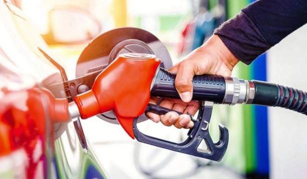 Foto - Gece yarısı benzin ve motorine zam