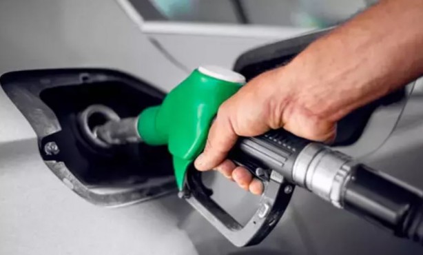 Foto - Gece yarısı benzin ve motorine zam