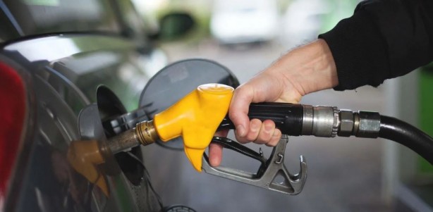 Foto - Gece yarısı benzin ve motorine zam