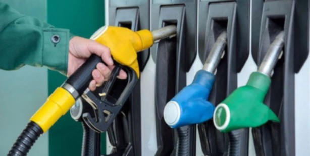 Foto - Gece yarısı benzin ve motorine zam