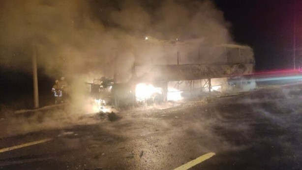 Foto - Gece yarısı facianın eşiğinden dönüldü! Lastiği patlayan otobüs alev alev yandı