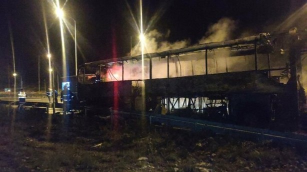 Foto - Gece yarısı facianın eşiğinden dönüldü! Lastiği patlayan otobüs alev alev yandı
