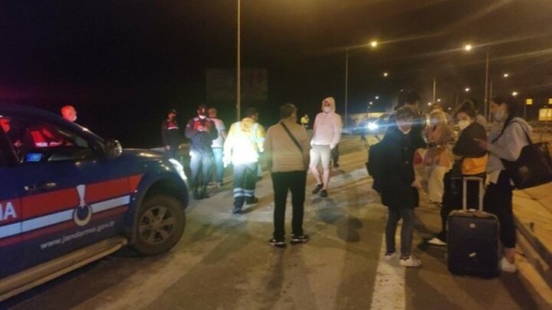 Foto - Gece yarısı facianın eşiğinden dönüldü! Lastiği patlayan otobüs alev alev yandı