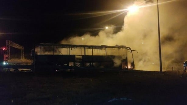 Foto - Gece yarısı facianın eşiğinden dönüldü! Lastiği patlayan otobüs alev alev yandı