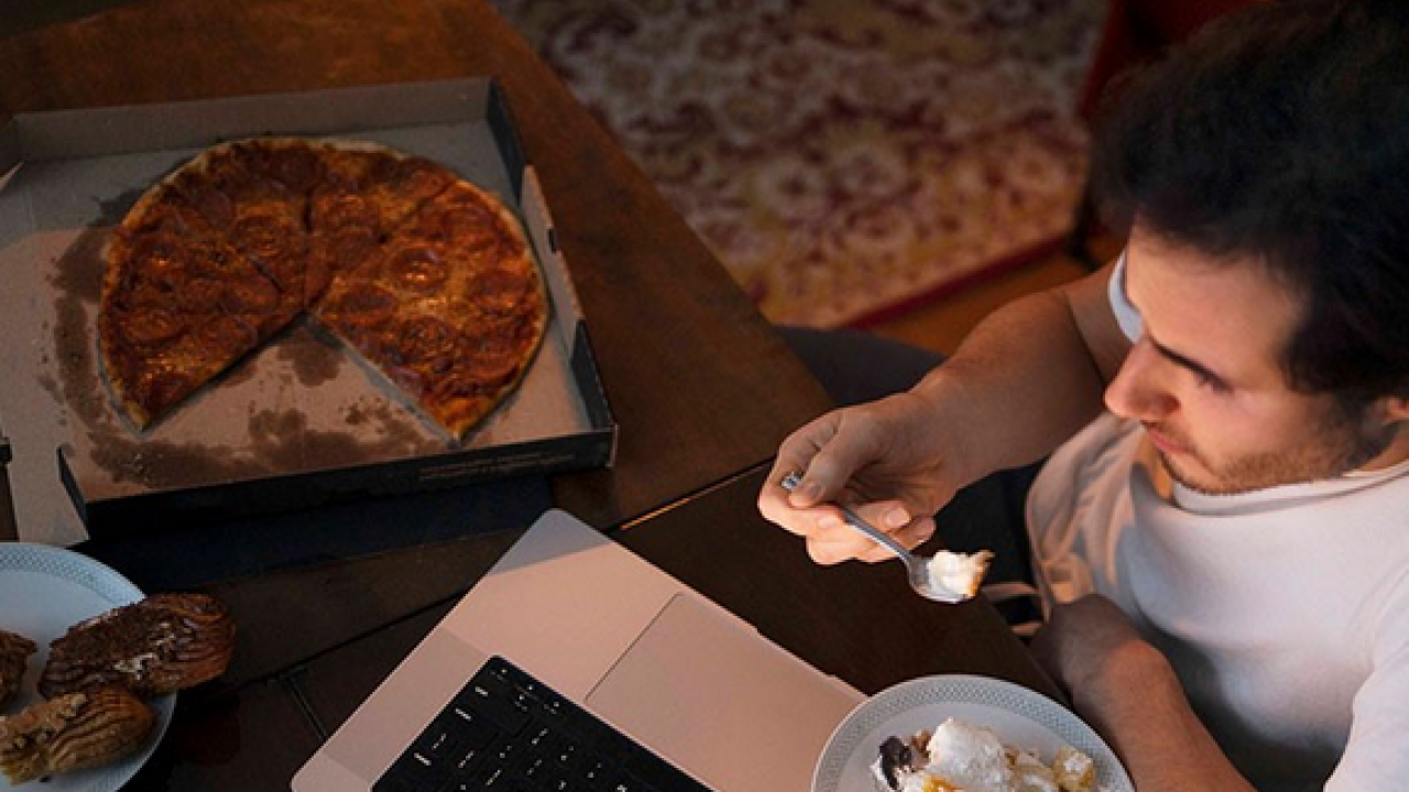 Foto - Gece yemek yemeden duramam mı diyorsanız! Gece yemek yemenin üç büyük zararı işte burada…