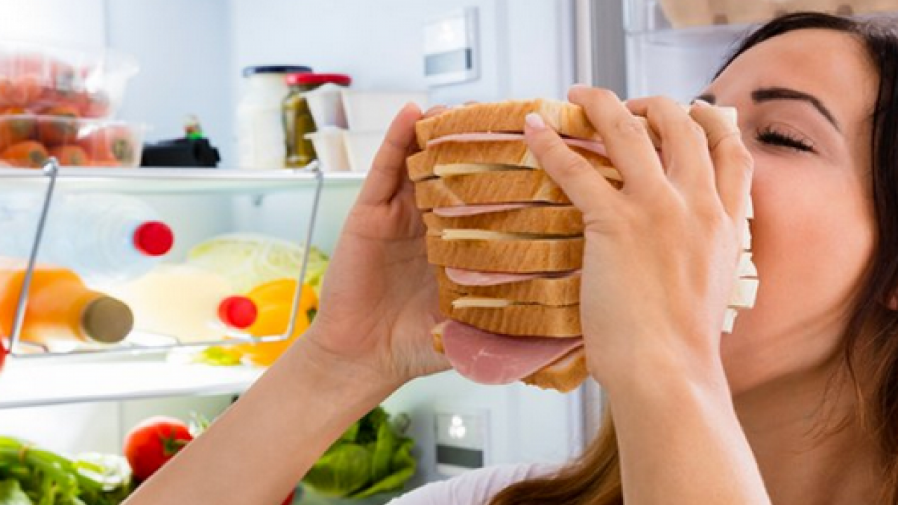 Foto - Gece yemek yemeden duramam mı diyorsanız! Gece yemek yemenin üç büyük zararı işte burada…